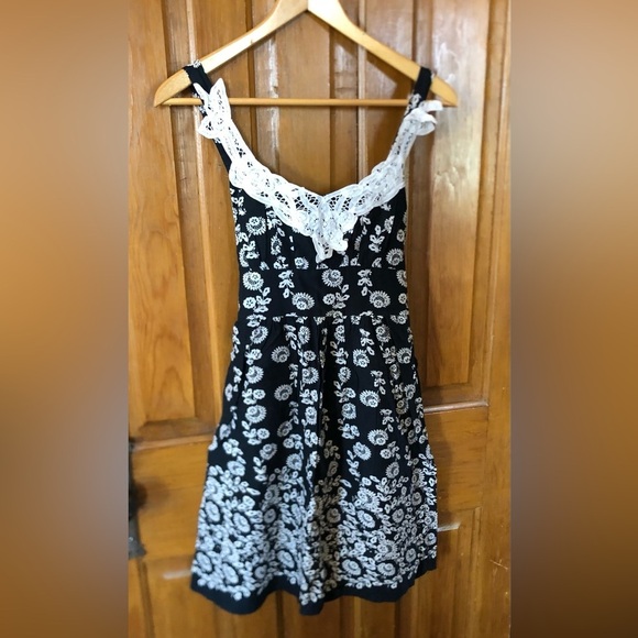 Navy and White Floral Dress with Lace Accents - Picture 2 of 16